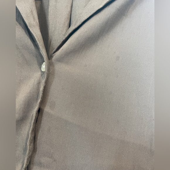 Tahari | Women’s Short Sleeve Button-Front Blouse - Picture 4 of 4